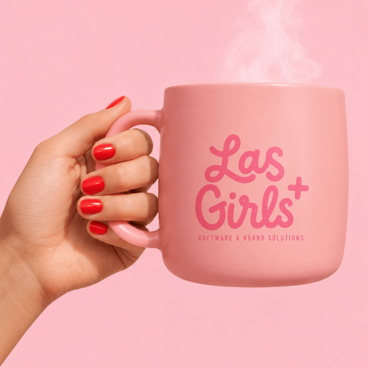 Taza Las Girls+ con café humeante